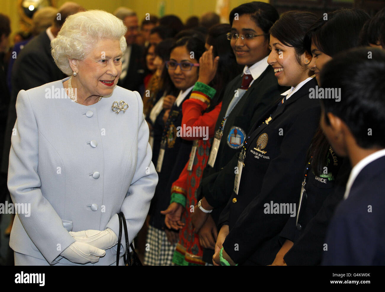 La regina Elisabetta II (a sinistra) incontra gli studenti dopo aver aperto ufficialmente la Round Square International Conference al Wellington College, Crowthorne, Berkshire, Inghilterra. Foto Stock