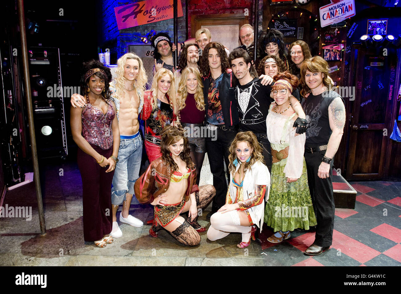 Julianne Hough, stella di Footloose e la versione cinematografica di Rock of Ages (parte superiore rossa della media fila), incontra il cast londinese di Rock of Ages sul palco allo Shaftesbury Theatre nella capitale. Foto Stock