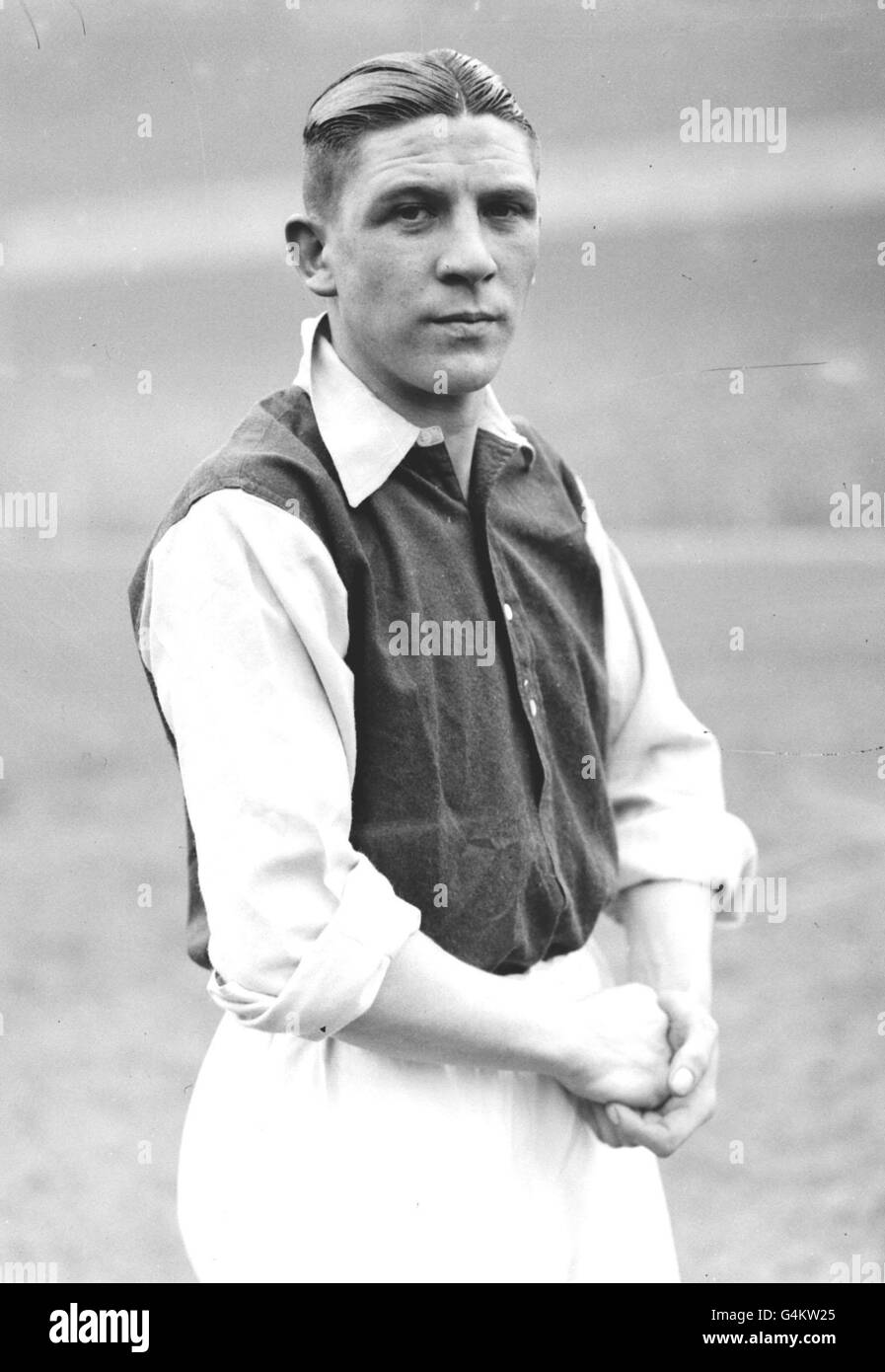 30 MAGGIO : in questo giorno nel 1995 muore il calciatore di legendry Ted Drake. Calciatore Ted Drake of Arsenal, 1934. Foto Stock
