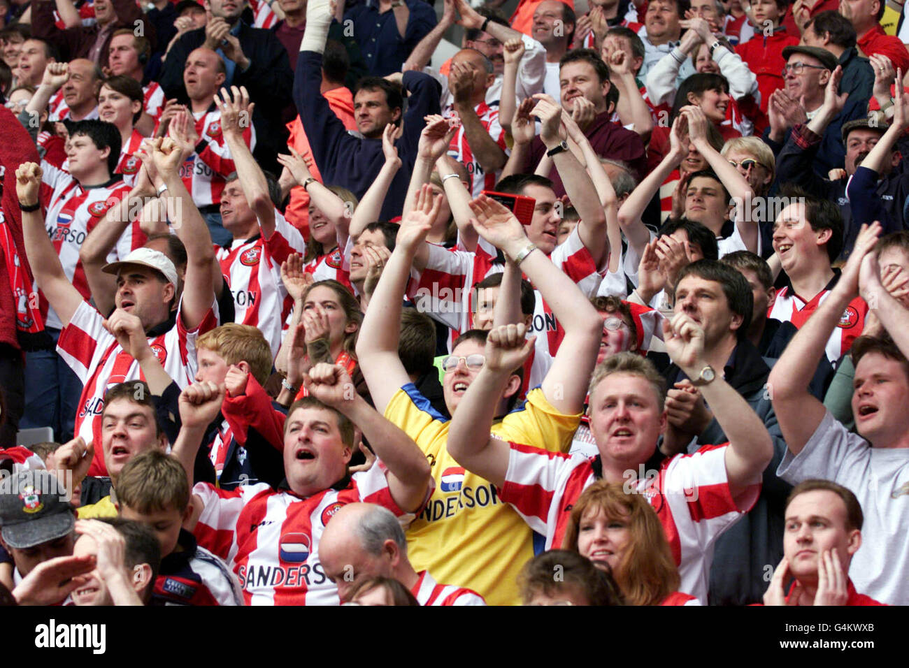 I tifosi di Southampton festeggiano in fuga dalla relegazione, dopo la loro vittoria del 2-0 su Everton, al Dell, garantisce loro un'altra stagione nel volo di punta del calcio inglese. Foto Stock