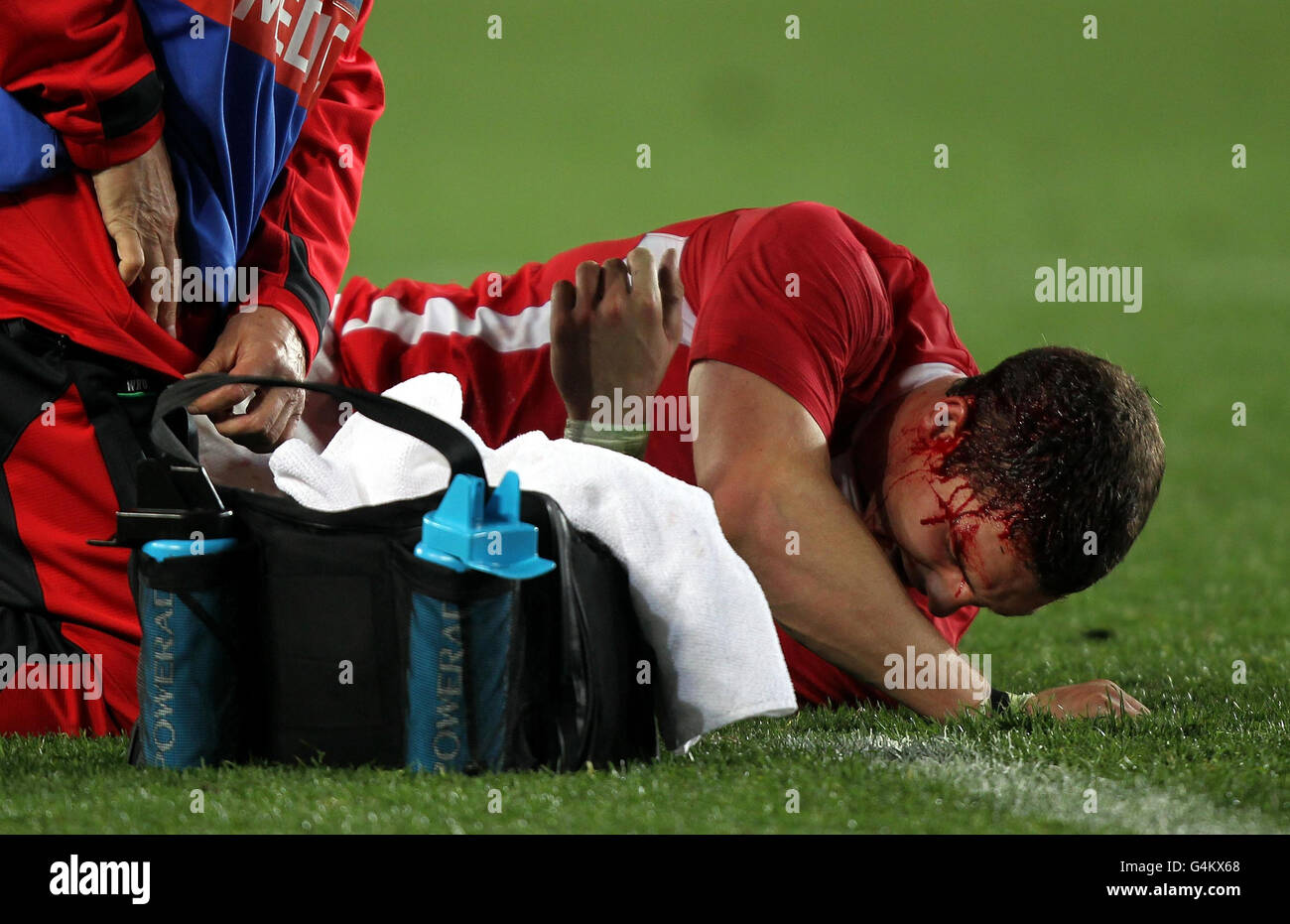 George North del Galles è ferito con una ferita alla testa durante la terza partita Play Off all'Eden Park, Auckland, Nuova Zelanda. Foto Stock
