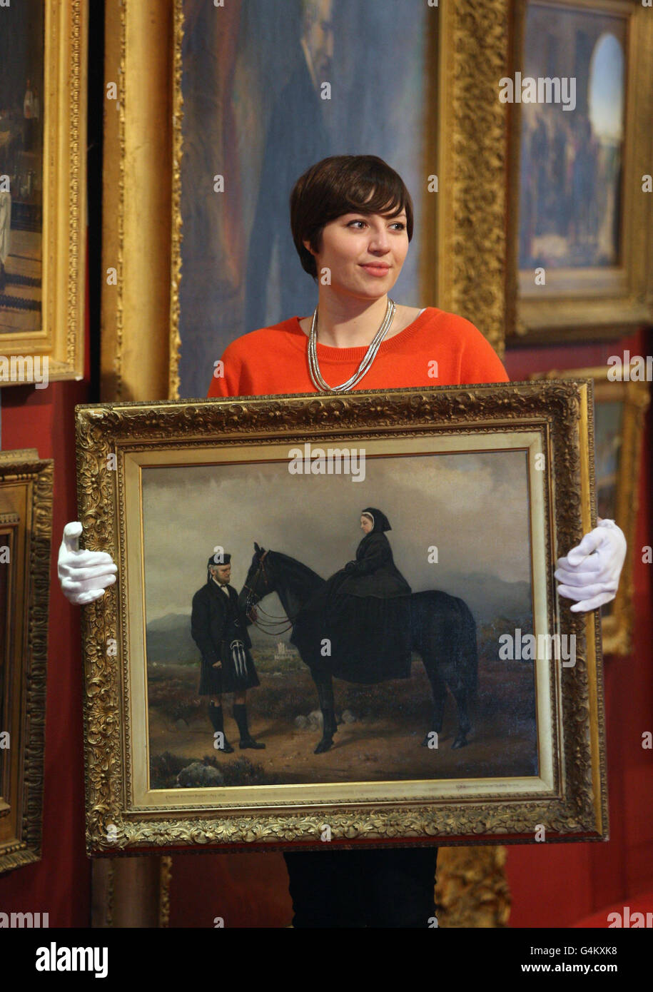 Il membro del personale Charlotte Riorfan ha un dipinto ad olio della Regina Victoria e del suo servo John Brown, che è valutato a &Pound;30,000 e che deve essere venduto il 1 novembre 2011 alla casa d'aste Lyon & Turnbull, Edimburgo. Foto Stock