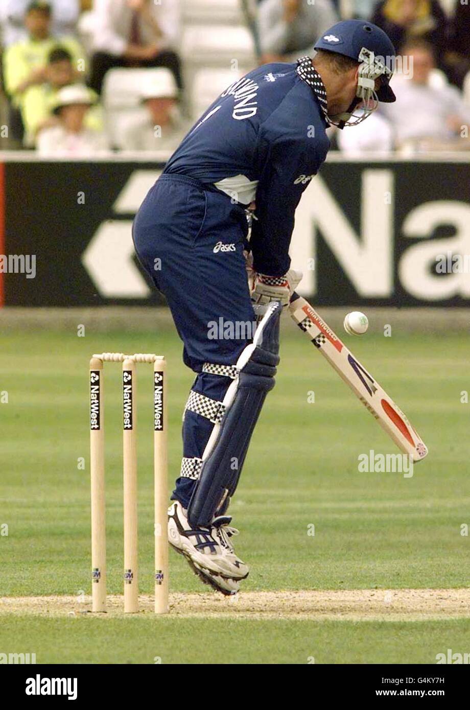 Il capitano di cricket scozzese George Salmond al pipistrello contro il Pakistan, durante la loro partita di Cricket World Cup a Chester-le-Street. Foto Stock