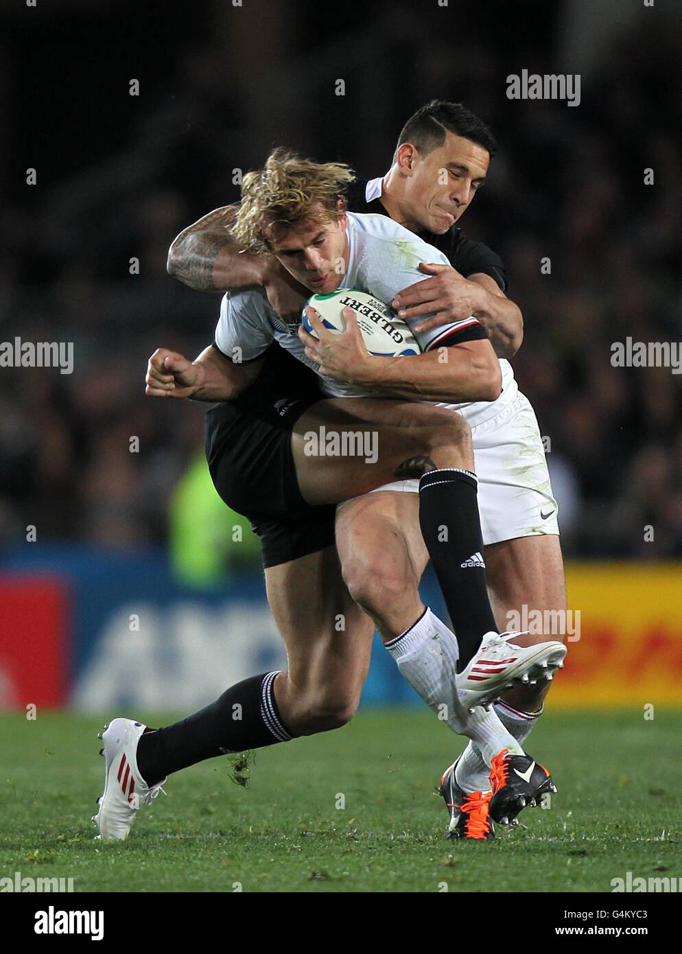 Rugby Union - Coppa del mondo di Rugby 2011 - finale - Francia / Nuova Zelanda - Eden Park. Sonny Bill Williams della Nuova Zelanda affronta la Francia Aurelien Rougerie Foto Stock