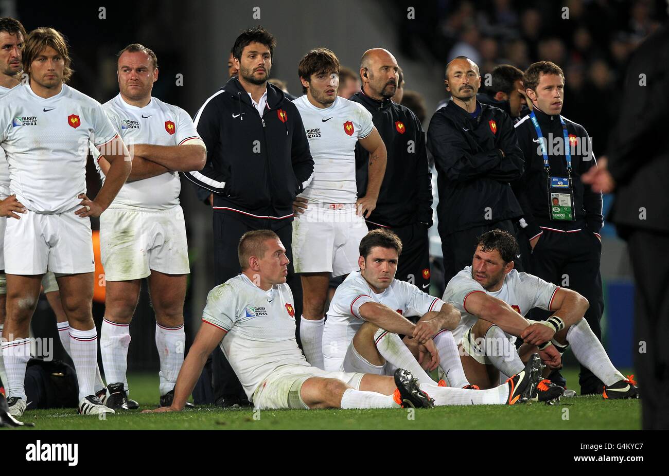 Rugby Union - Coppa del mondo di Rugby 2011 - finale - Francia / Nuova  Zelanda - Eden Park. I giocatori francesi si levano in piedi e siedono  abbattuti sul campo dopo la partita Foto stock - Alamy