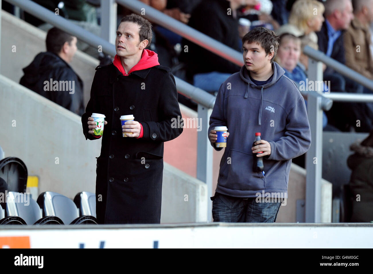 Calcio - npower Football League 2 - Burton Albion / Bristol Rovers - Pirelli Stadium. I tifosi tornano ai loro posti a sedere con rinfreschi a metà tempo Foto Stock