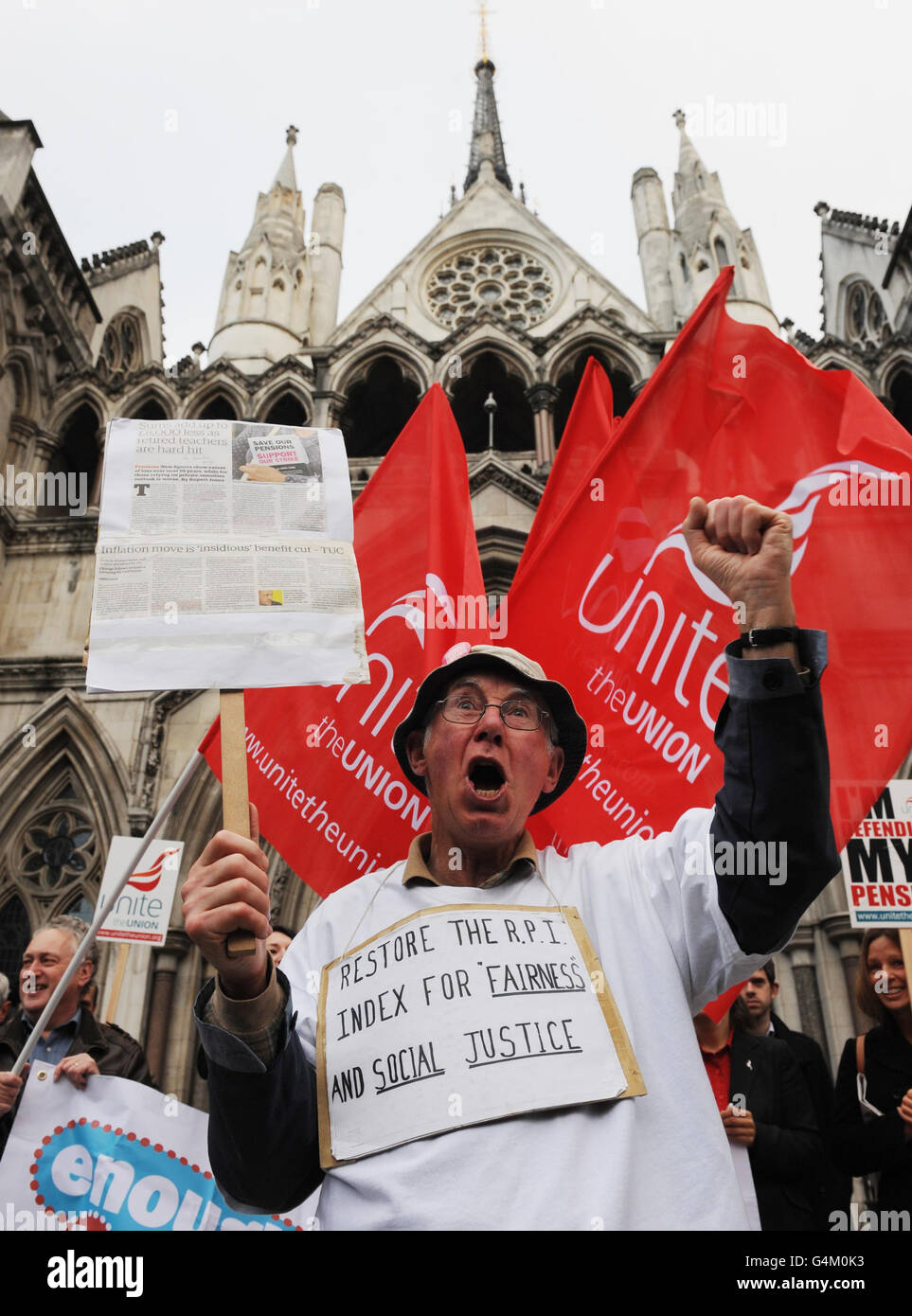 George Day, pensionato di 73 anni, da Brent nel nord di Londra, dimostra oggi al di fuori della High Court di Londra a sostegno di una sfida legale sulle pensioni del settore pubblico. Foto Stock