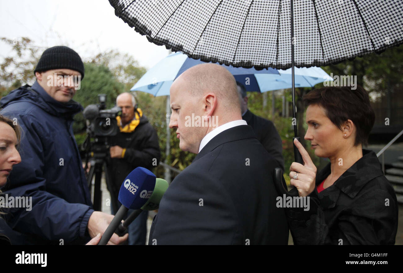 Il candidato presidenziale irlandese Sean Gallagher con sua moglie Trish dopo essere apparso nello spettacolo Pat Kenny agli studi radiofonici RTE di Dublino. Foto Stock