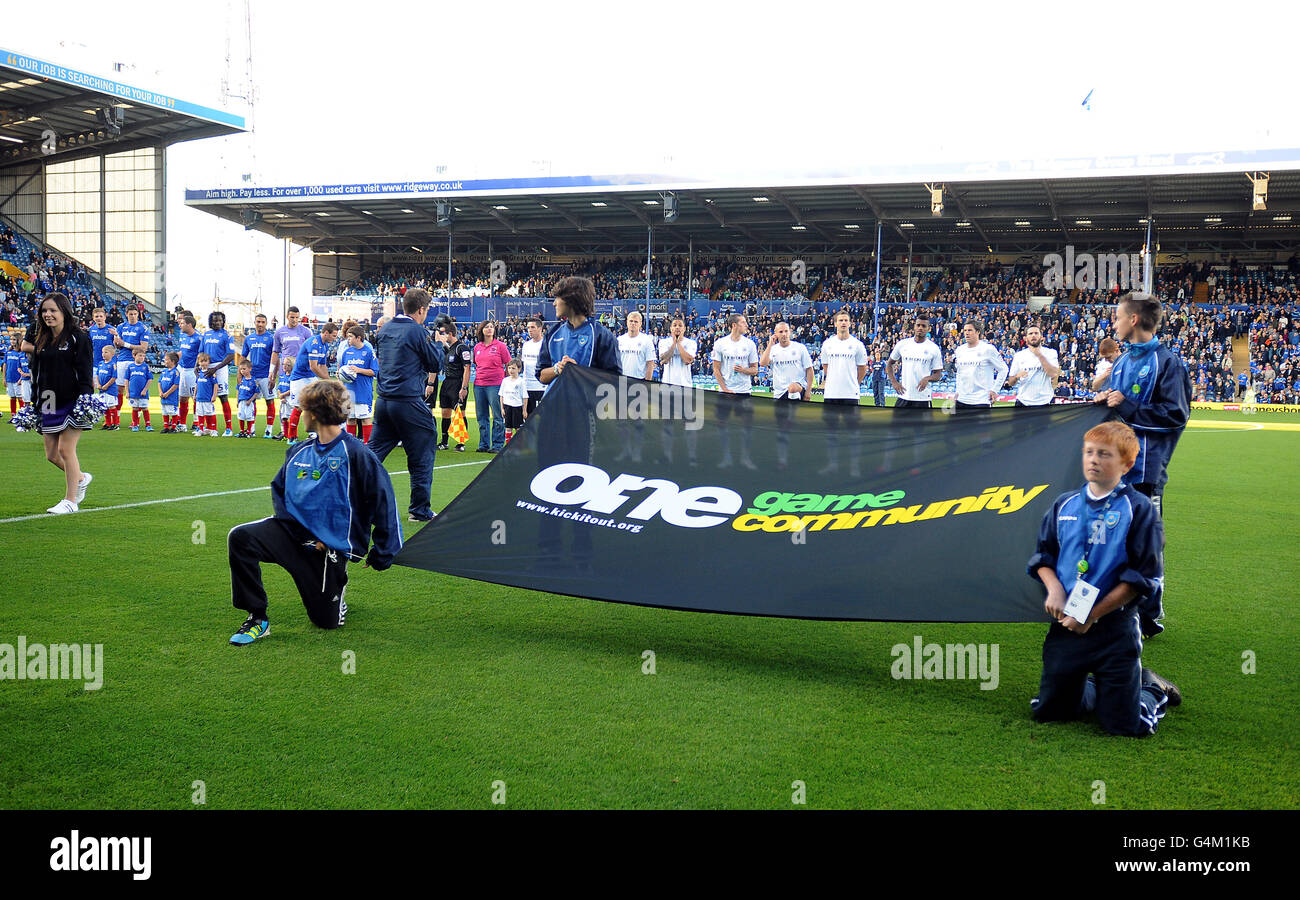 Calcio - campionato nazionale di calcio - Portsmouth v Barnsley - Fratton Park. Un banner della comunità di gioco uno svanito sul campo Foto Stock