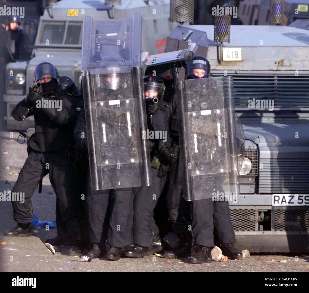 R.U.C. Gli ufficiali si preparano a sparare colpi di proiettile in plastica dopo essere stati attaccati alla strada nazionalista Garvaghy a Portadown, Irlanda del Nord. I giovani nazionalisti attaccarono la polizia dopo una parata arancione minore lungo la strada. Foto Stock