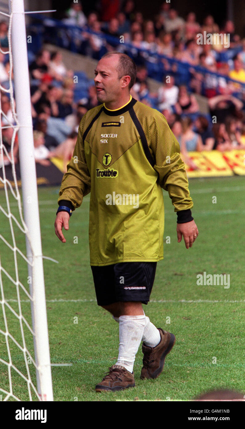 L'attore e musicista Keith Allen, della squadra Fat Les, al torneo di calcio di sei celebrità dell'industria della musica a Stamford Bridge, Londra. Foto Stock