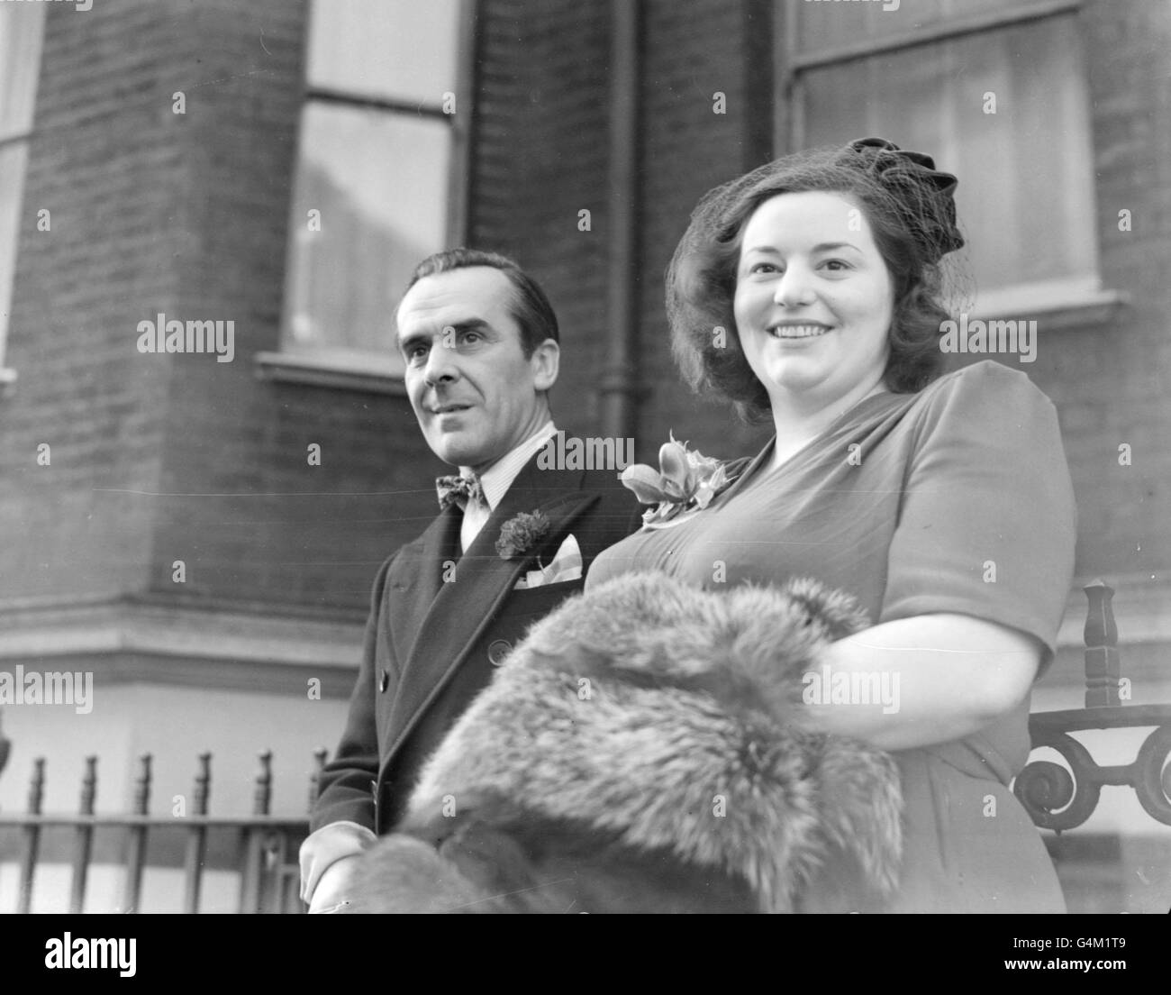 Edwina (Hattie) Jacques e John le Mesurier lasciano il registro di Kensington ufficio dopo il loro matrimonio a Londra Foto Stock