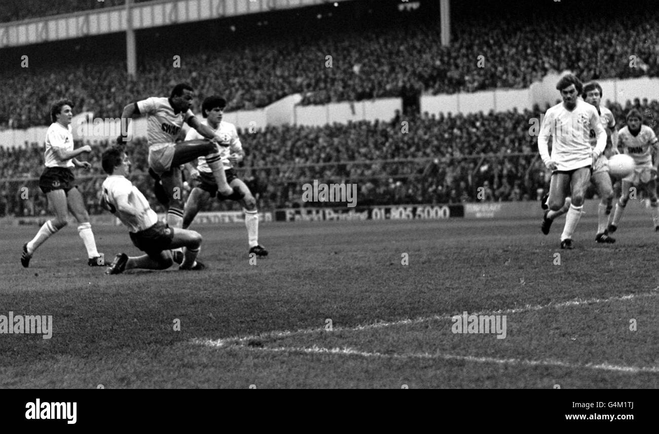 West Bromwich Albion's Cyrille Regis (seconda a destra) spara attraverso la difesa Tottenham Hotspur durante le prime fasi della partita della League Division 1 a White Hart Lane. Foto Stock