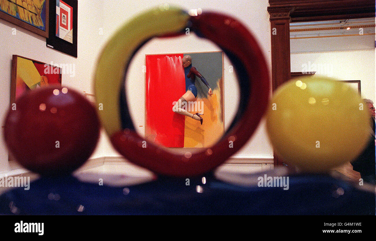 La figura catturata al centro cornice 'Believe IT or Not' dall'artista Allen Jones, esposta alla Royal Academy of Art Summer Exhibiton di Londra. Lo spettacolo dura fino al 15 agosto 1999. Foto Stock