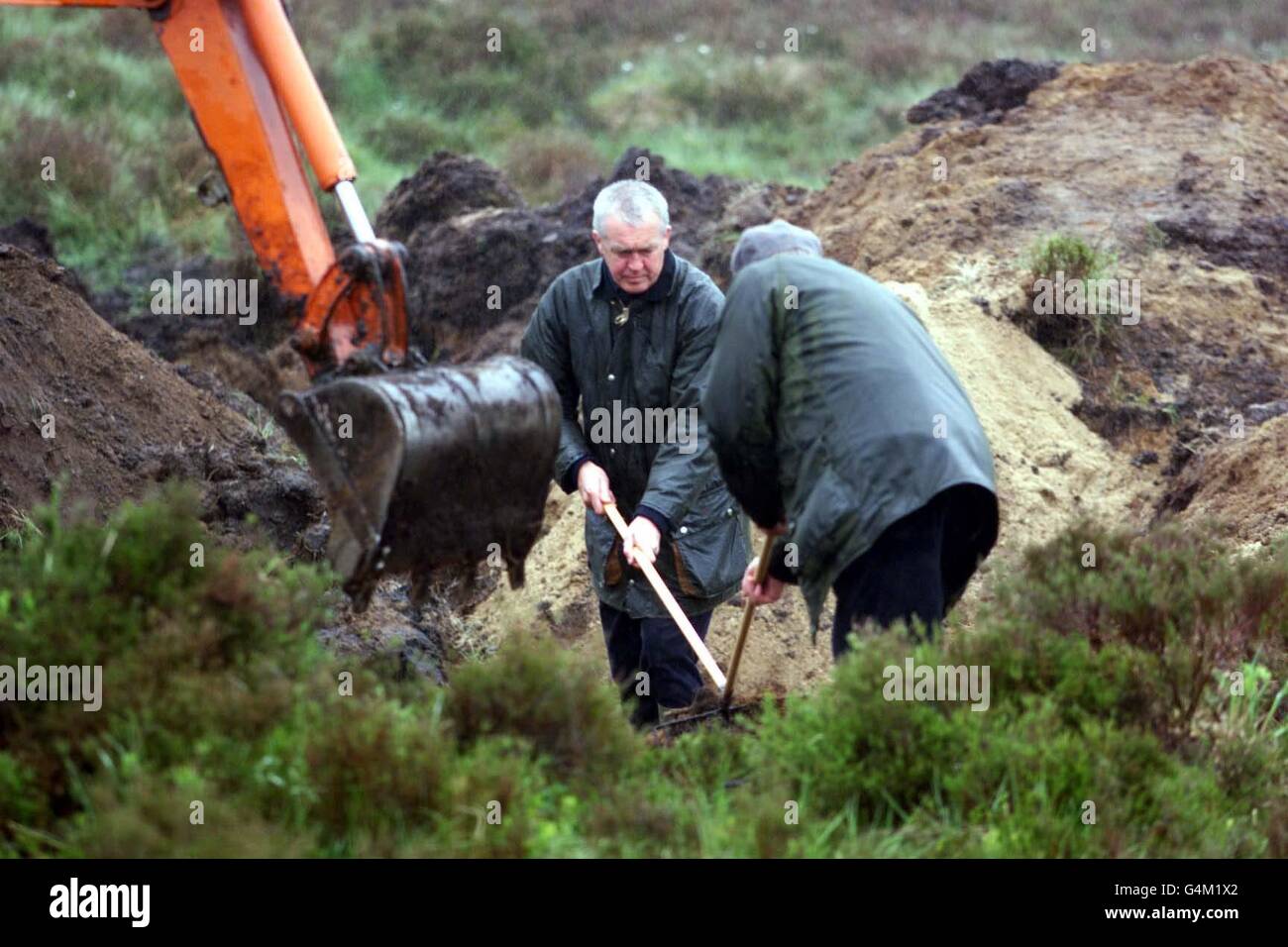La polizia rastrella attraverso montagne di sabbia in un sito nel Wicklow, dove continuano la caccia al corpo di una delle vittime dell'IRA che sono scomparse da oltre vent'anni. Gli intermediari hanno rivelato il sito alla Commissione per l'ubicazione dei resti delle vittime. Foto Stock