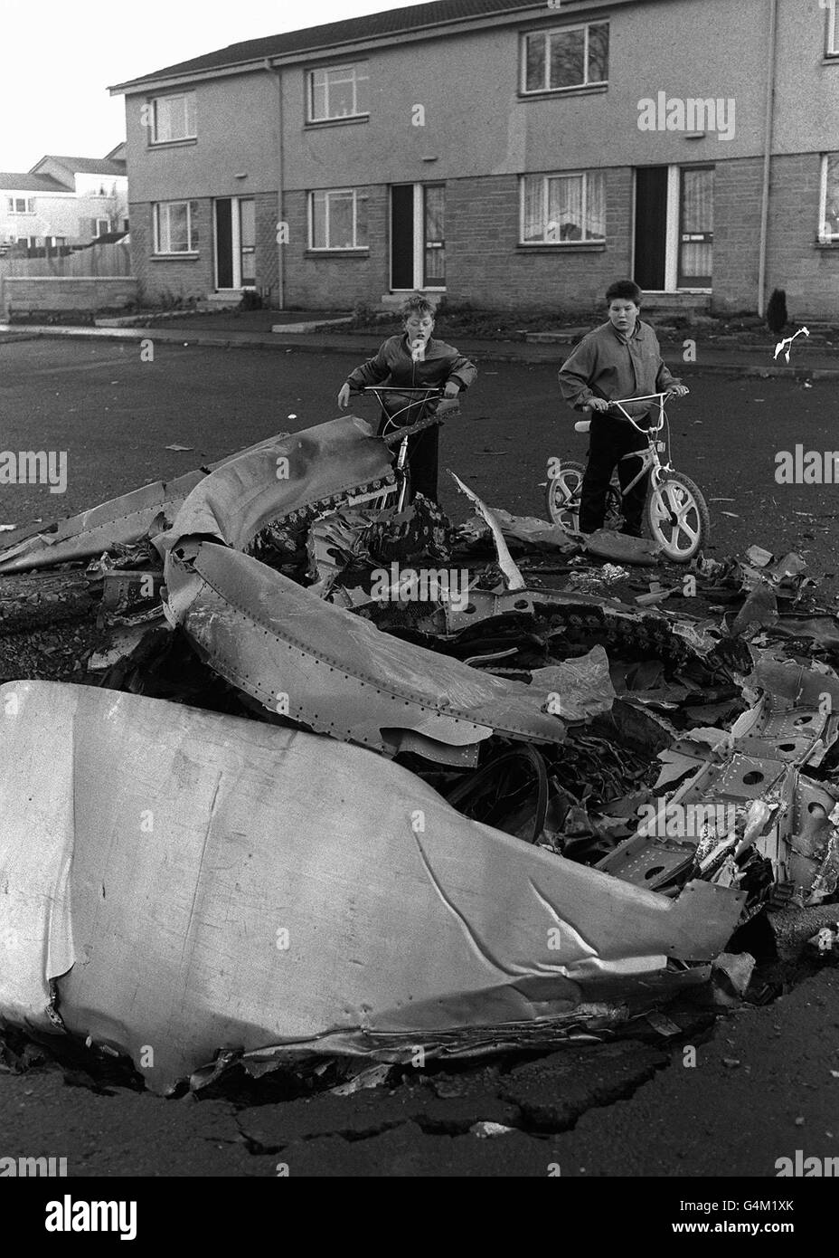 I bambini piccoli sondaggio relitto del PAN AM Boeing 747 jumbo jet che si è schiantato sulla città scozzese di Lockerbie, vicino Dumfries, la notte del 21/12/88, uccidendo tutte le 270 persone a bordo. * 30/01/2001: Tre giudici torneranno in tribunale 31/01/2001 a Camp Zeist in Olanda per annunciare il destino dei due libici accusati di piantare la bomba che ha distrutto una Pan-am Boing 747 su Lockerbie nel dicembre 1998, uccidendo 270 persone. 14/08/2003: Un accordo è stato accolto dal MP di Lockerbie, giovedì 14 agosto 2003, che ha detto che la città potrebbe ora andare avanti dopo un'ammissione da parte della Libia di responsabilità per Foto Stock