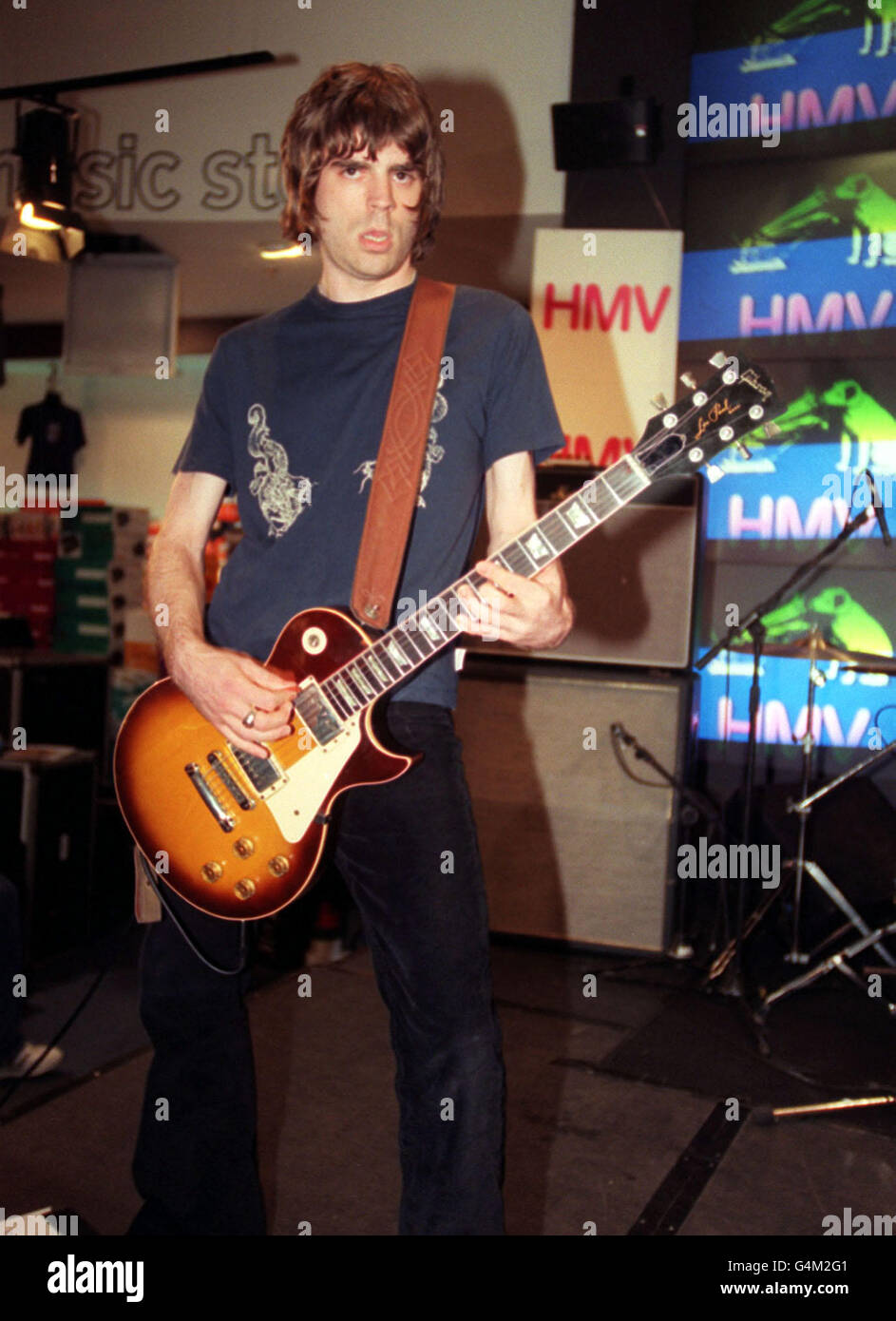 Il chitarrista Tom Gladwin della band Shed Seven, sul palco del negozio HMV di Oxford Street, Londra, per promuovere il loro nuovo album "Best of...", Going for Gold. Foto Stock