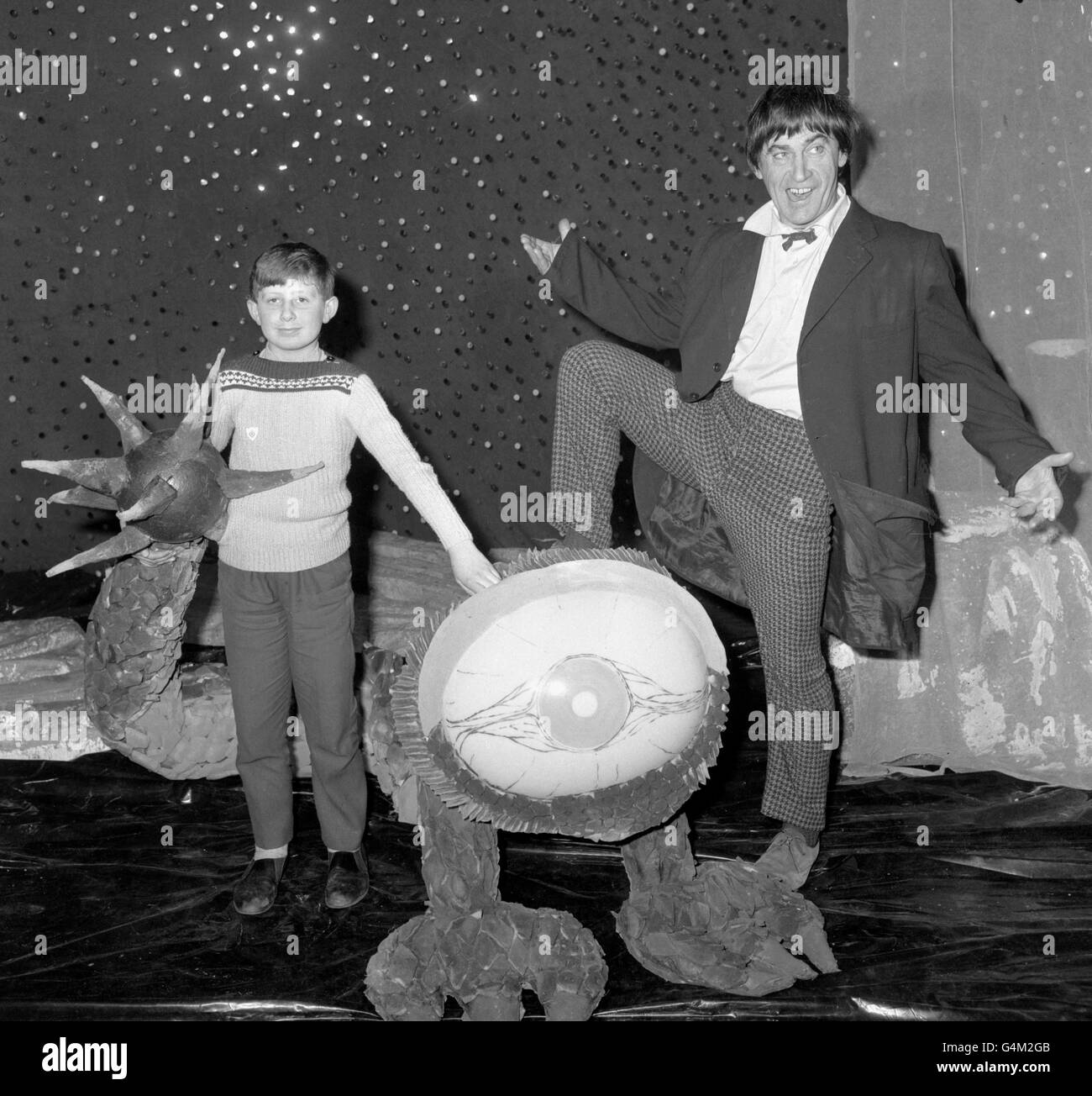 Paul Worrall di Sheffield, otto anni, vincitore di un 'Dr Who Monster Competition organizzato dal programma Blue Peter Childrens della BBC, incontra il dottor che si è formato da Patrick Troughton Foto Stock