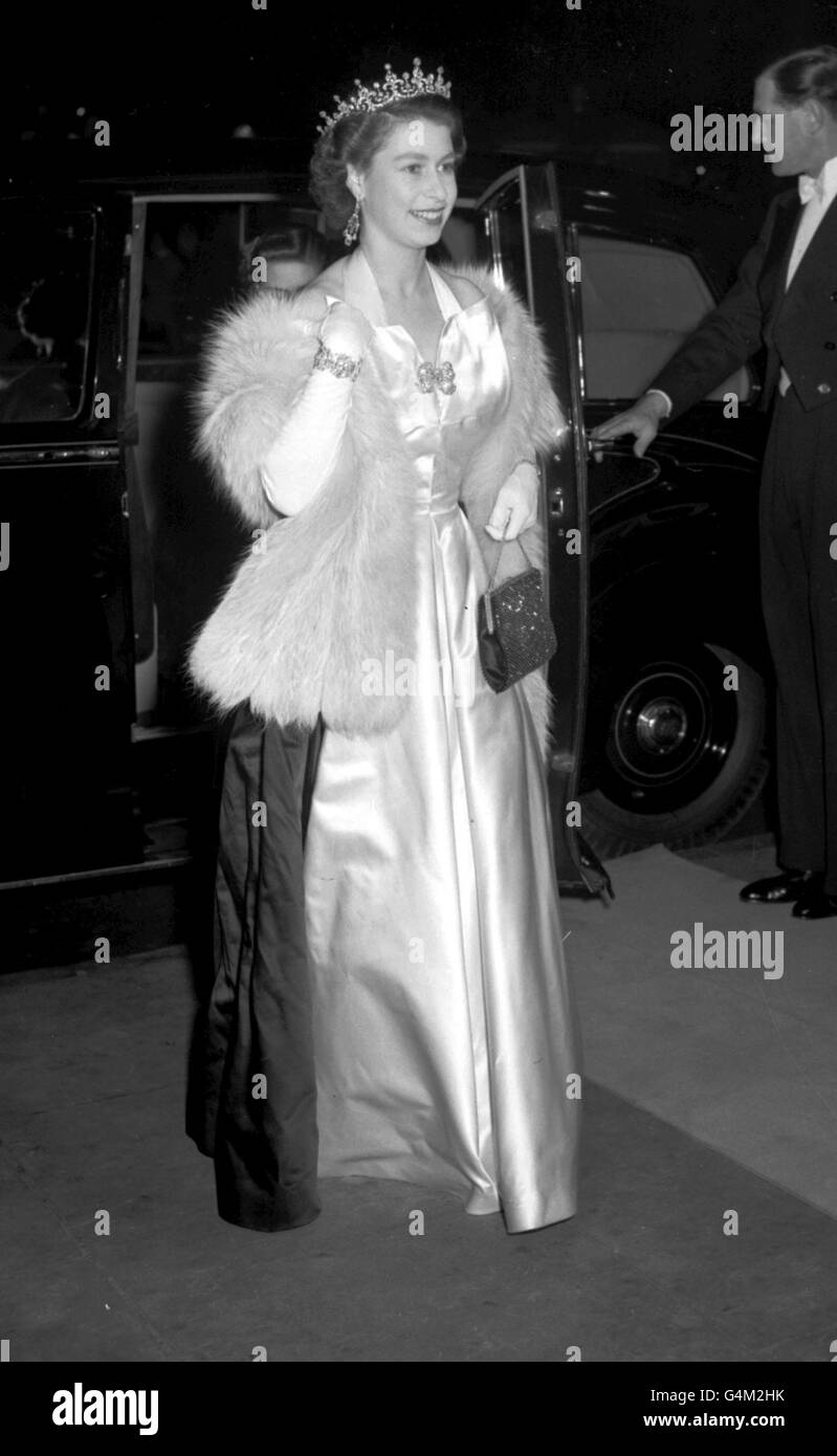 Queen/Film Premiere. La Regina Elisabetta II arriva per una Royal Film Premiere. Foto Stock