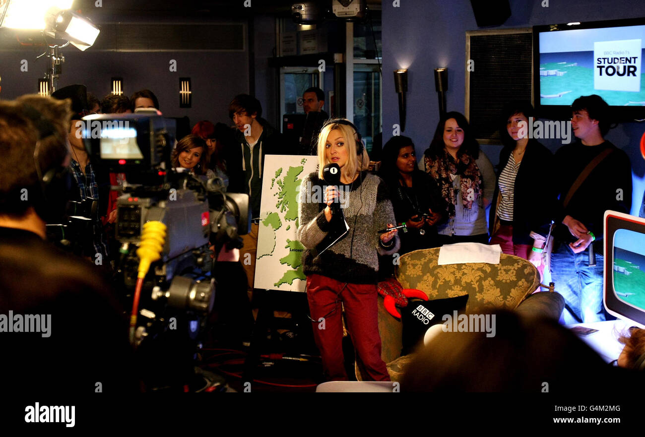 BBC radio 1 Presenter Fearne Cotton presenta il suo spettacolo dal Blue Bar all'Università di East Anglia (UEA) a Norwich come parte del Tour studentesco di radio 1 con un'esibizione speciale di Coldplay. Foto Stock