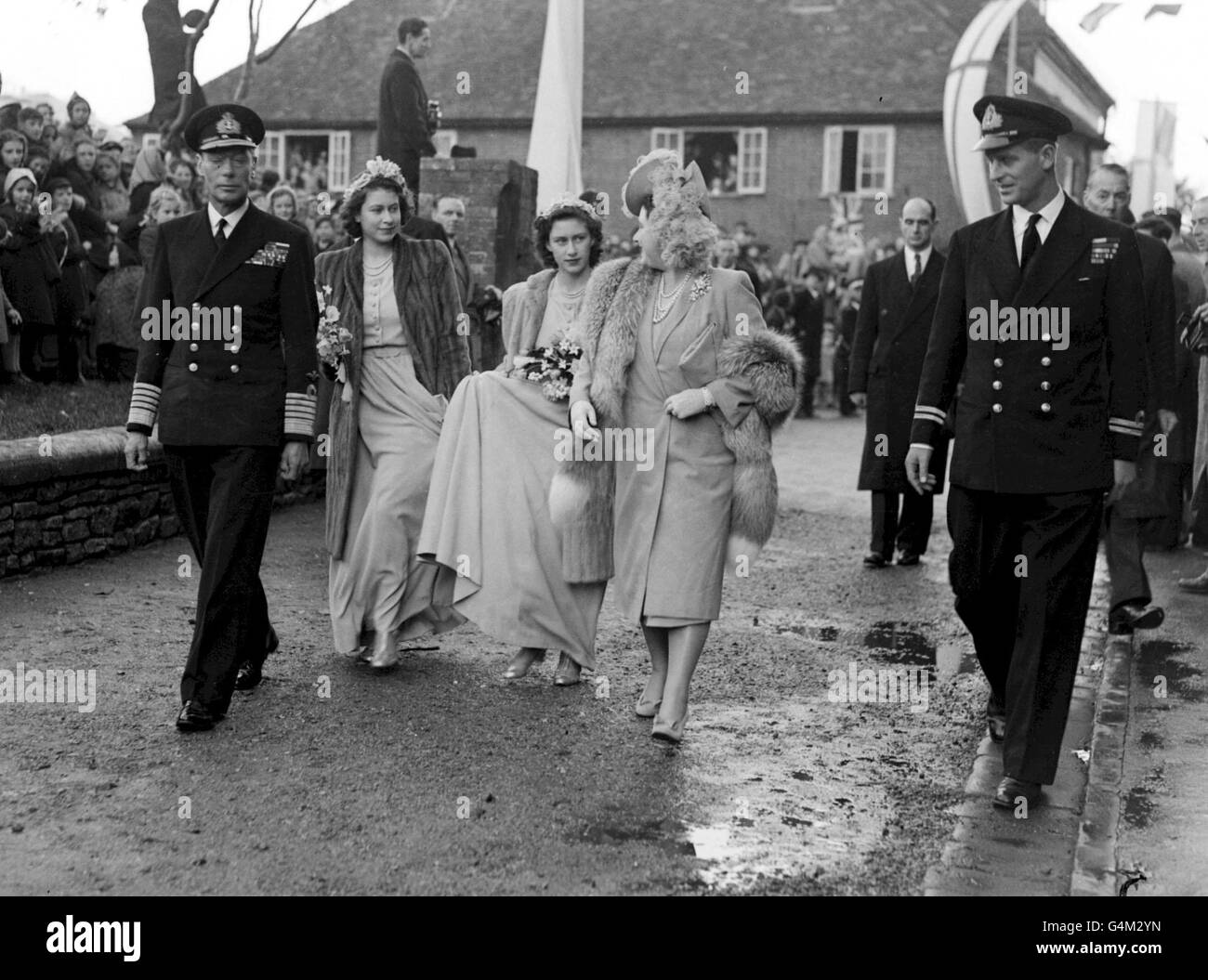 Re Giorgio VI e la regina Elisabetta arrivano all'Abbazia di Romsey nella Nuova Foresta con le bridesmaiali principesse Elisabetta e Margherita, per il matrimonio di Patricia Mountbatten (la figlia del visconte Mountbatten) e Lord Brabourne. Philip Mountbatten (della Grecia) si vede, giusto. Anche la principessa Alexandra di Kent era una bridesmaid. Foto Stock