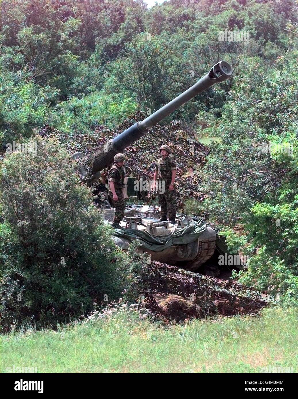 Una pistola AS90 dell'artiglieria reale del 52 (Niagara) al confine macedone, mentre le truppe della NATO attendono gli ordini di entrare in Kosovo. Foto Stock