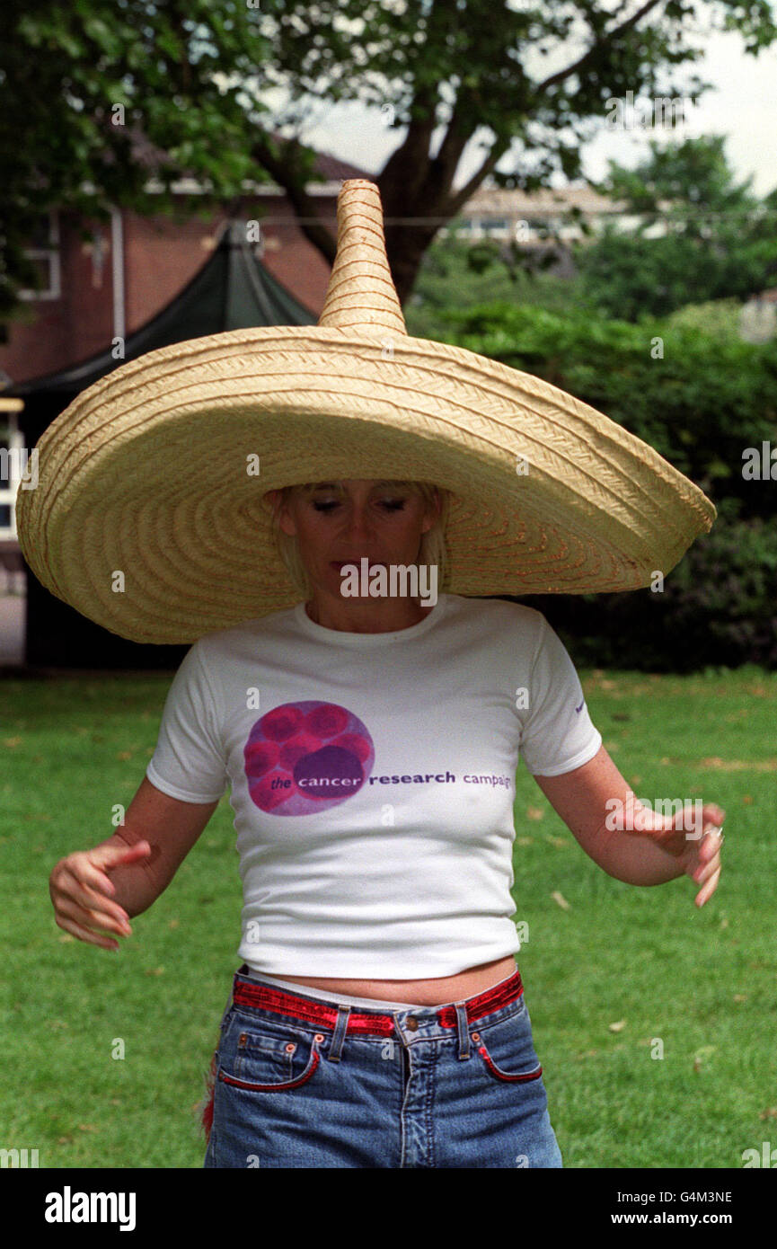 L'attrice Michelle Collins indossa un sombero allo Zoo di Londra, per lanciare l'appello straniero della Campagna di Ricerca sul cancro. La campagna sta esortando il pubblico a sostenere l'appello che trasforma le monete rimanenti in sterline per trovare cure contro il cancro. Foto Stock