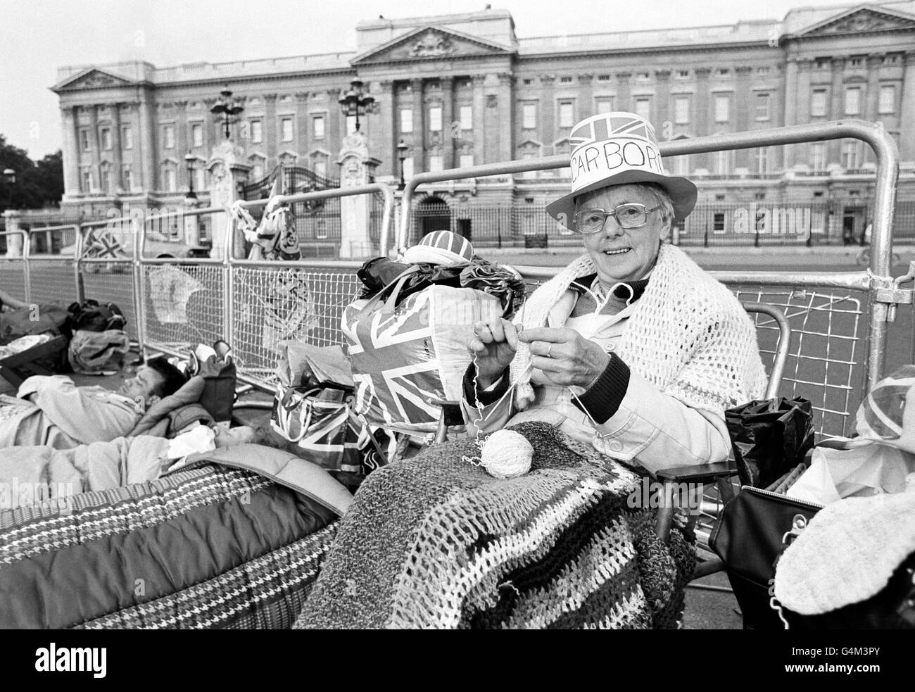 La nonna Kathleen Lucus si unisce per passare le ore fuori Buckingham Palace, Londra, una di molte che hanno fatto le vigili di notte in attesa del matrimonio reale di Lady Diana Spencer al principe Charles. Foto Stock