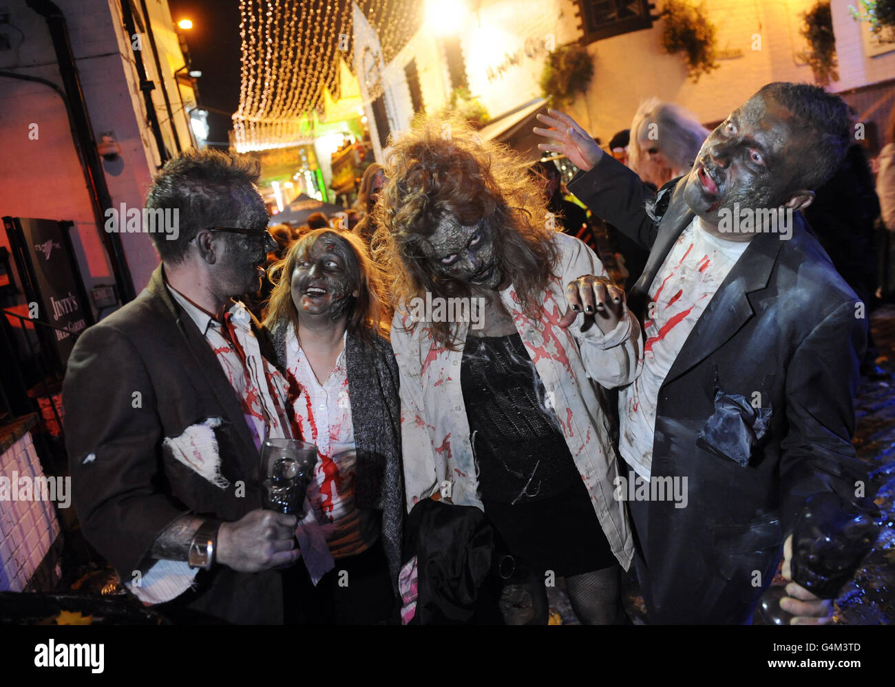 I festaioli alle creature della festa di strada di Halloween di notte tenuta ad Ashton Lane, Glasgow. Foto Stock