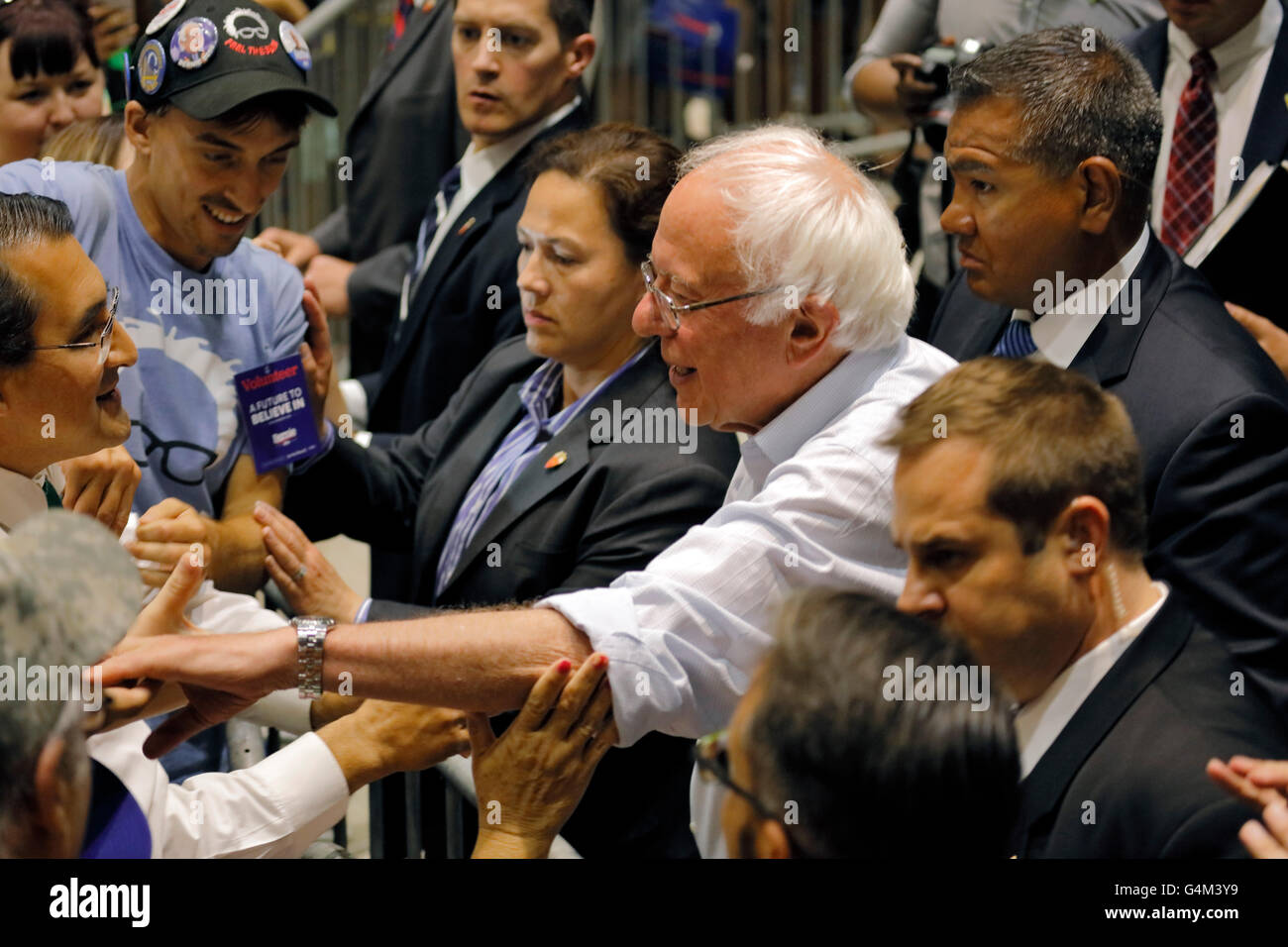 Bernie Sanders stringe la mano al Rally Presidenziale, modesto, CA Foto Stock