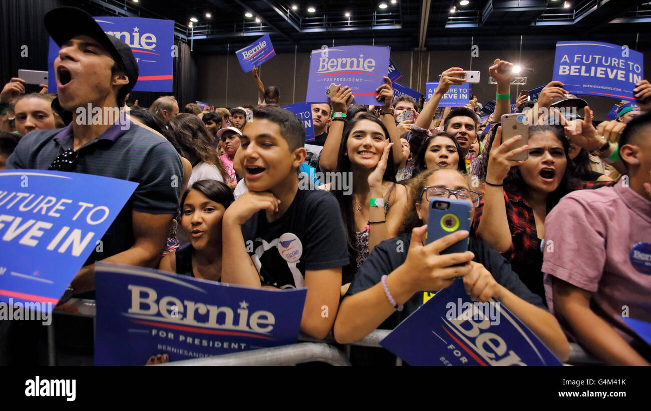 La gente ascolta Bernie Sanders parla al Rally Presidenziale, modesto, CA Foto Stock