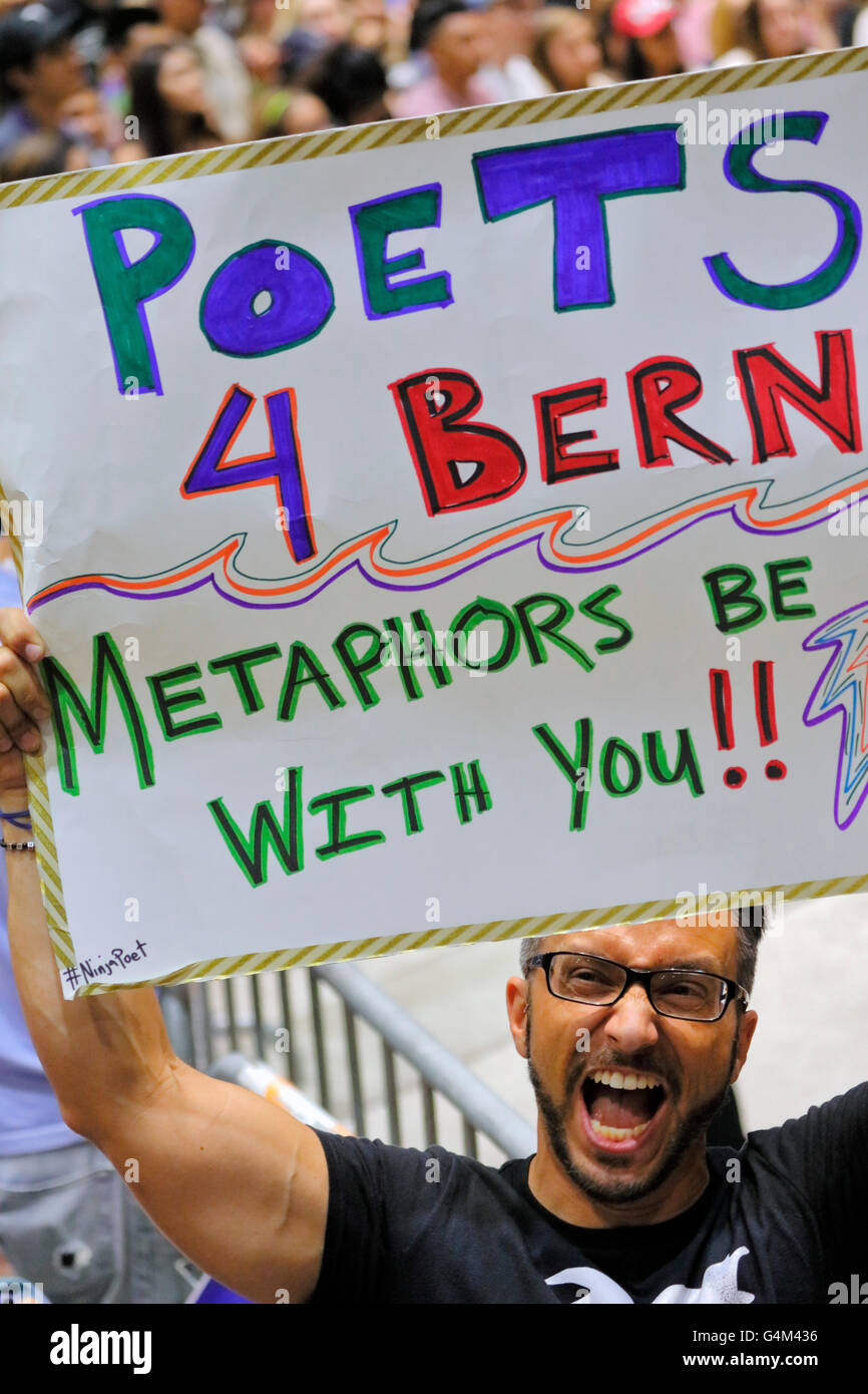 Sostenitore con segno per Bernie Sanders parla al Rally Presidenziale, modesto, CA Foto Stock