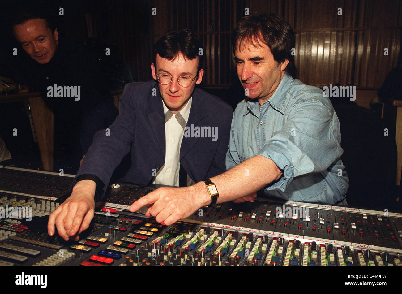 Pop star Chris de Burgh (a destra) con Stars in loro occhi vincitore finale Ian Moore da Hull, presso lo studio di registrazione di Whitfield Street a Londra. Ian ha vinto la finale di Stars nei loro occhi come Chris de Burgh. Foto Stock