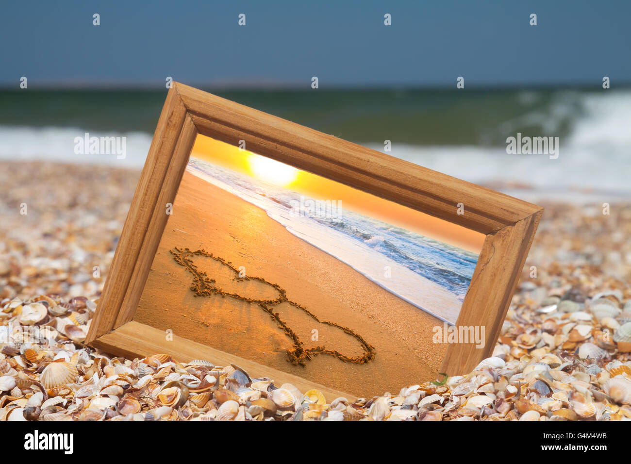 Il concetto di amore - due cuori sulla sabbia Foto Stock
