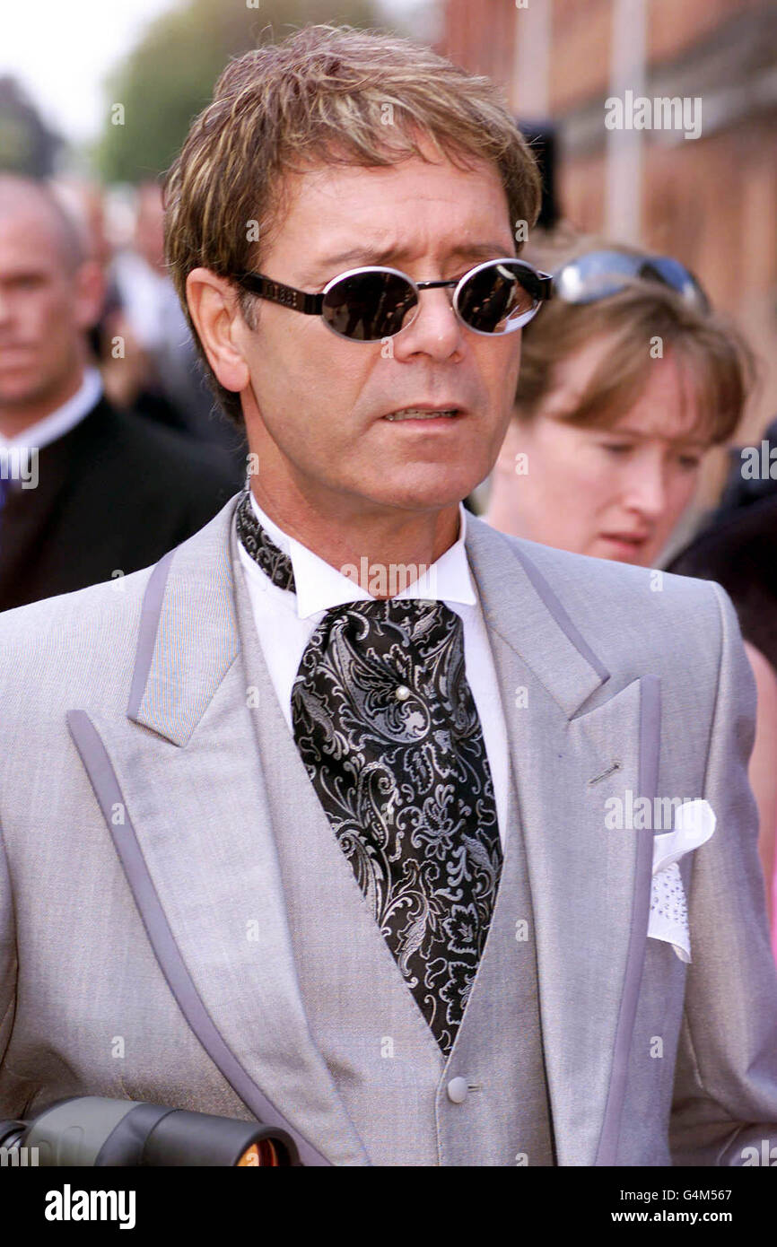 Royal Ascot/Cliff Richard. Sir Cliff Richard arriva al Royal Ascot durante il festival di corse Ascot 1999. Foto Stock