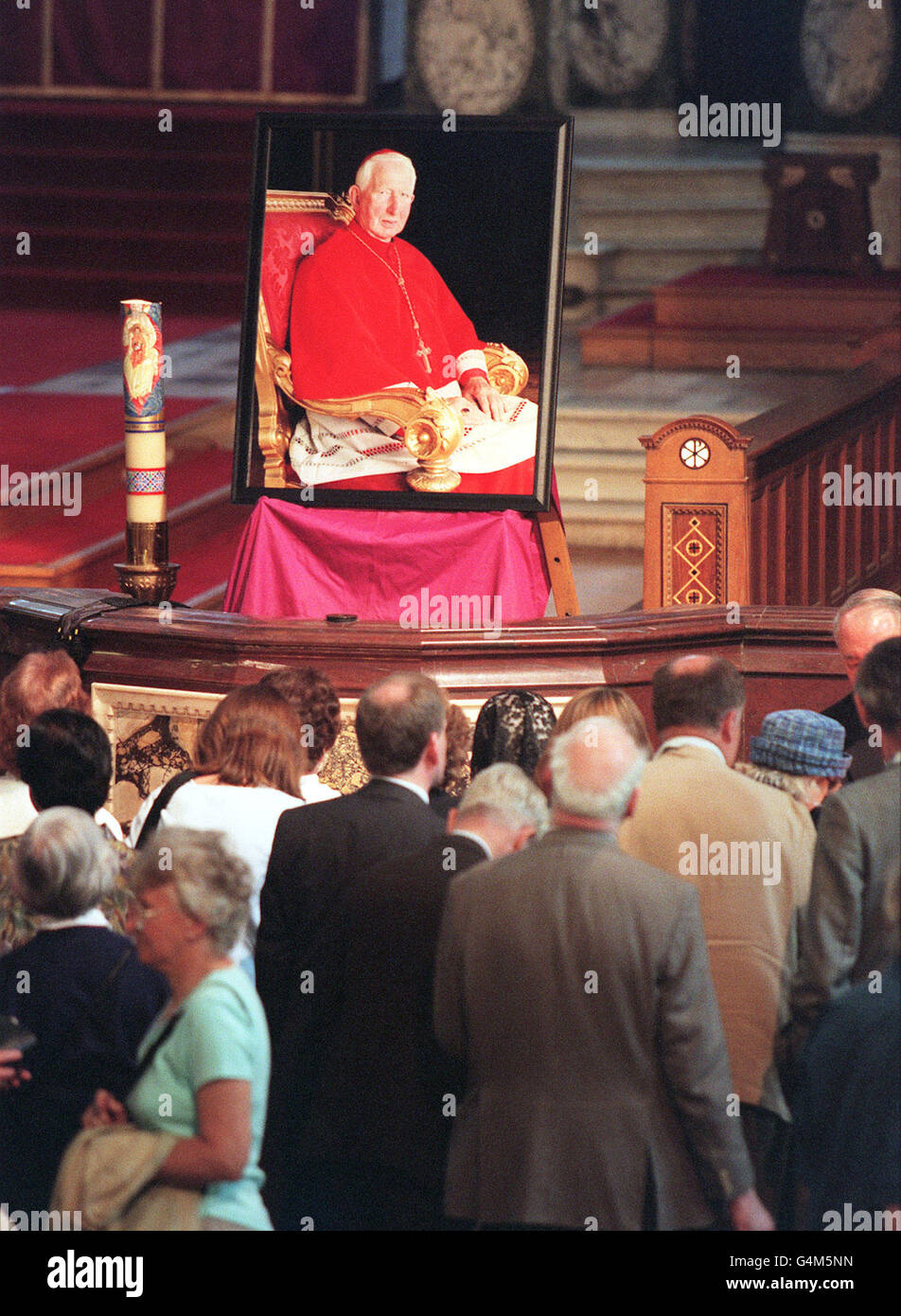 Un ritratto del Cardinale Basil Hume grava una solenne messa in suo onore, nella Cattedrale di Westminster. Il Cardinale Hume, leader spirituale dei cattolici romani britannici, morì il 17/6/99, all'età di 76 anni. Foto Stock