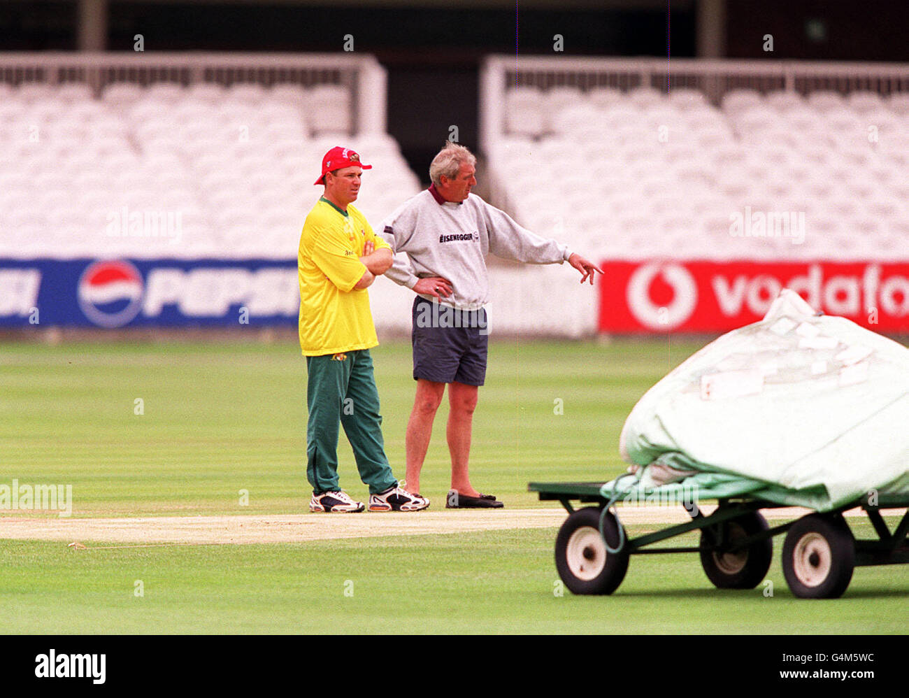 SPORT Cricket/Warne. Shane Warne discute lo stato del campo con il membro della terra del cricket di Lord il giorno prima della finale contro il Pakistan. Foto Stock