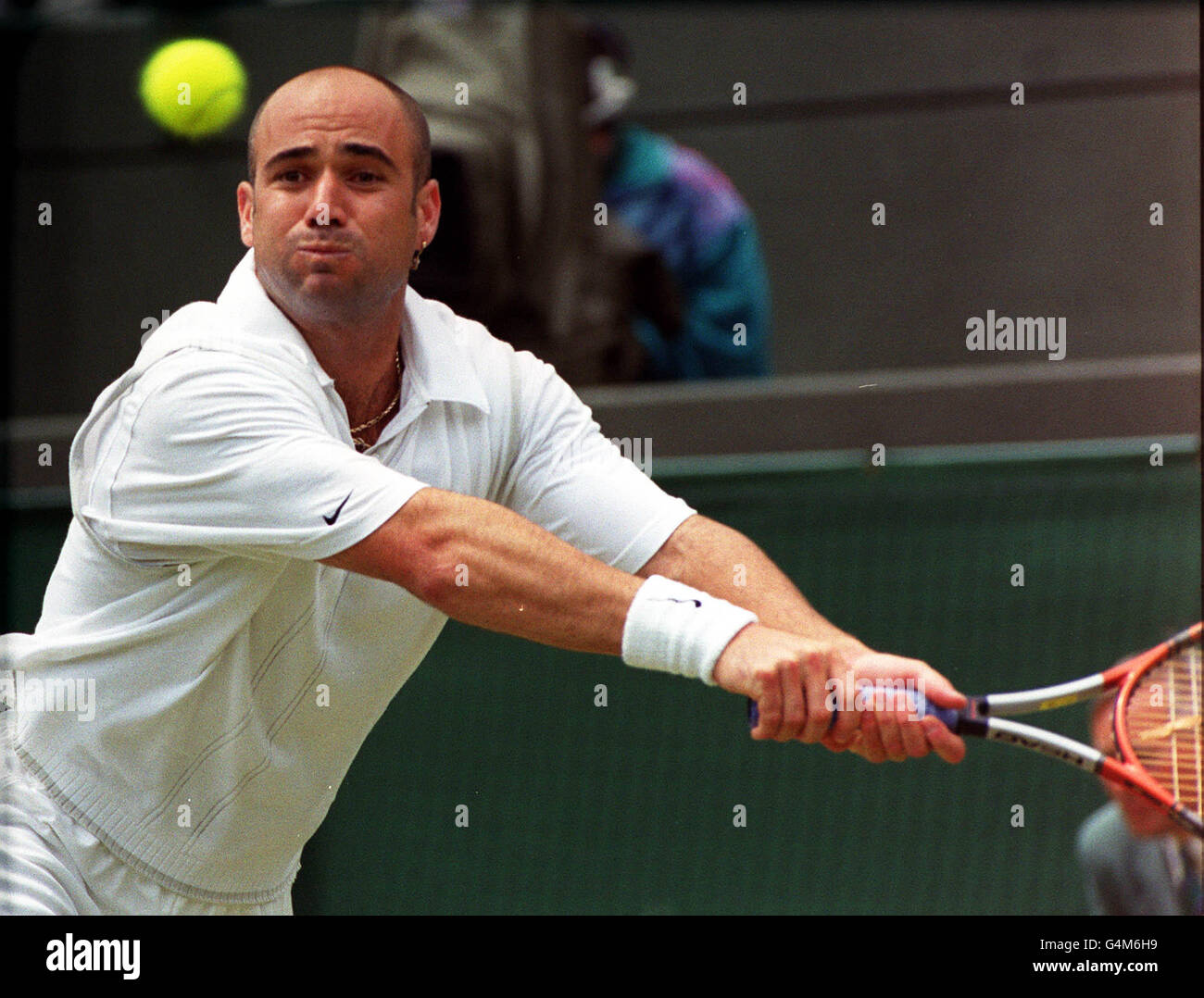 L'americano Andre Agassi in azione durante la sua partita contro Wayne Arthurs d'Australia al Wimbledon Tennis Championships. Foto Stock