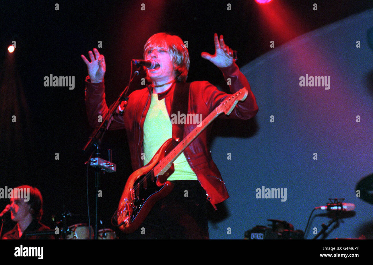 Crispian Mills della band "Kula Shaker" si esibisce sul palco durante il Glastonbury Festival 1999. Foto Stock