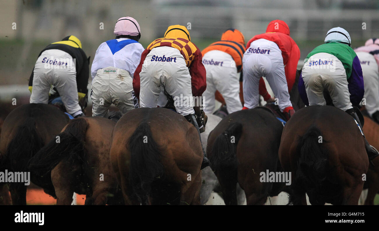 Corse di cavalli - John Smith's Raceday - Ippodromo di Sedgefield. Kayf Comandante guidato da John Kington (terza a sinistra) sulla sua strada per vincere la corsa di handicap No nonsense di John Smith Foto Stock