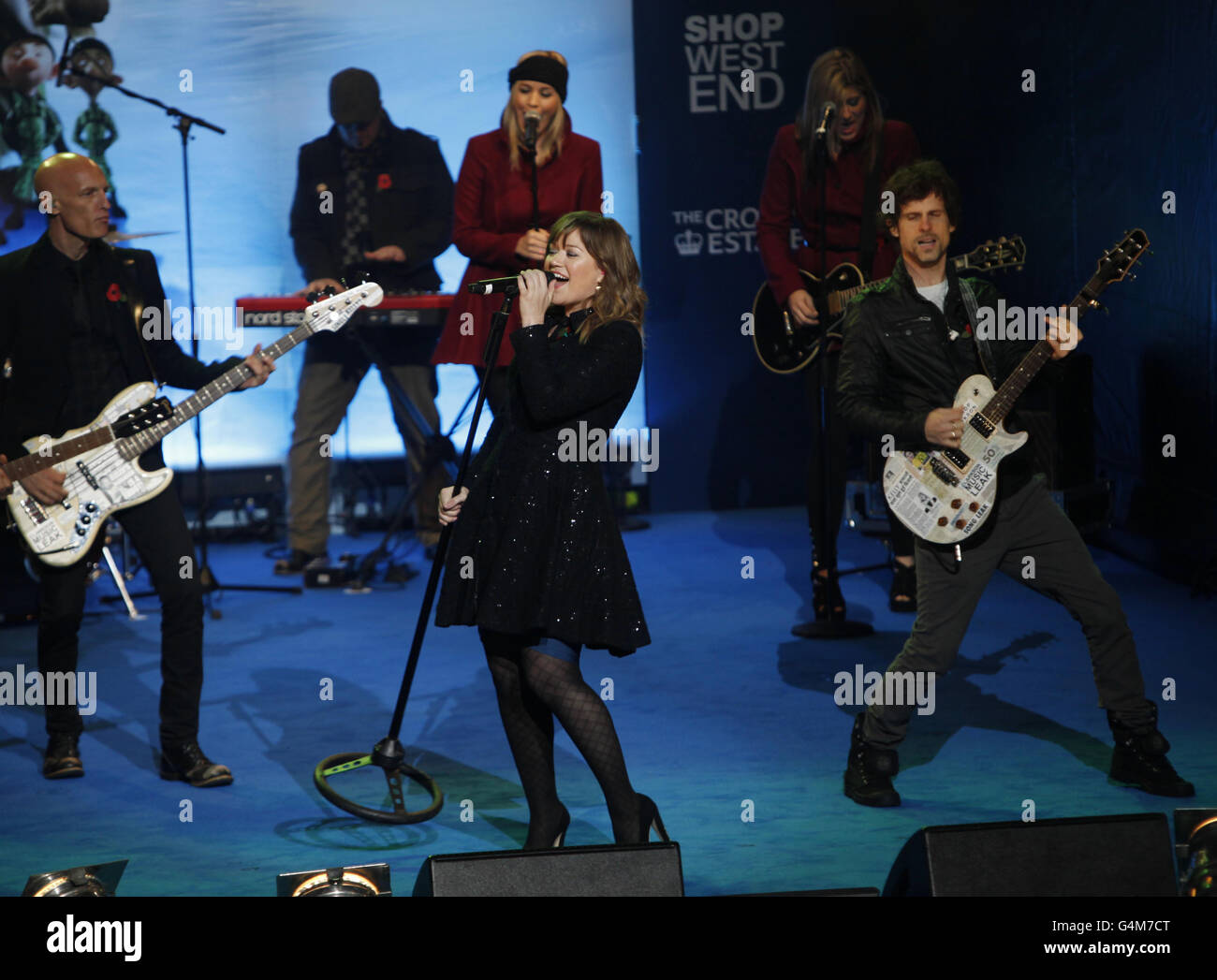 Kelly Clarkson suona al Regent Street Christmas Lights 2011 nel centro di Londra. Le luci sono state ufficialmente accese da Bill Nighy e Ashley Jensen dal nuovo film in 3D Arthur Christmas. Foto Stock