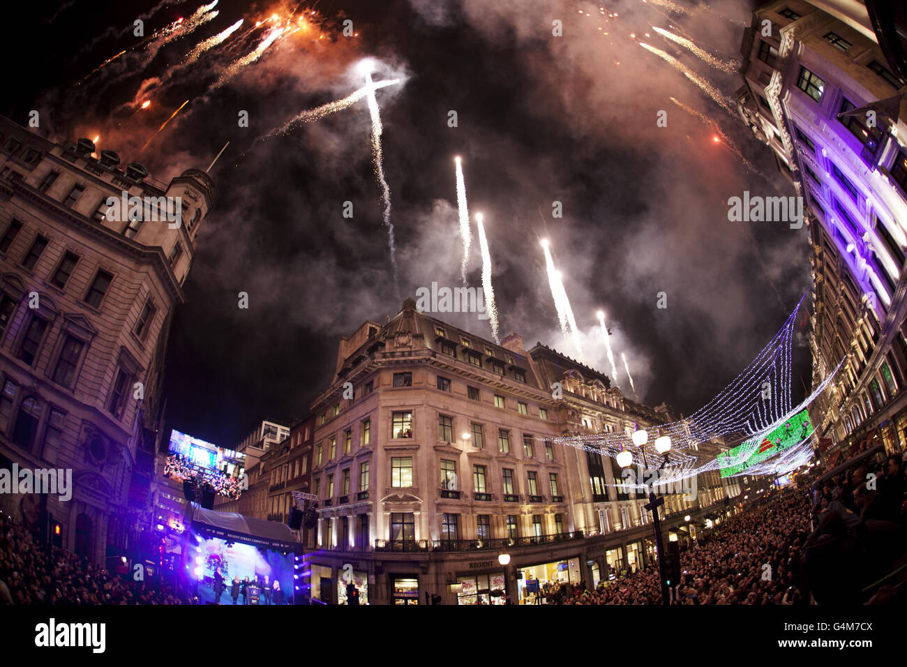 Le luci di Natale di Regent Street 2011 nel centro di Londra sono accese da Bill Nighy e Ashley Jensen dal nuovo film in 3D Arthur Christmas. Foto Stock
