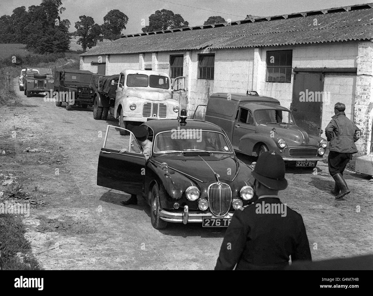 Una polizia-auto scortò il camion e due Land Rover, che la polizia ritiene che i banditi hanno portato gran parte o tutto il loro trasporto dopo la rapina di 2.6 milioni di sterline del treno postale, da Leatherslade Farm, Oakley, Bukinghamshire, dove la banda si è nascosto dopo il crimine. Foto Stock