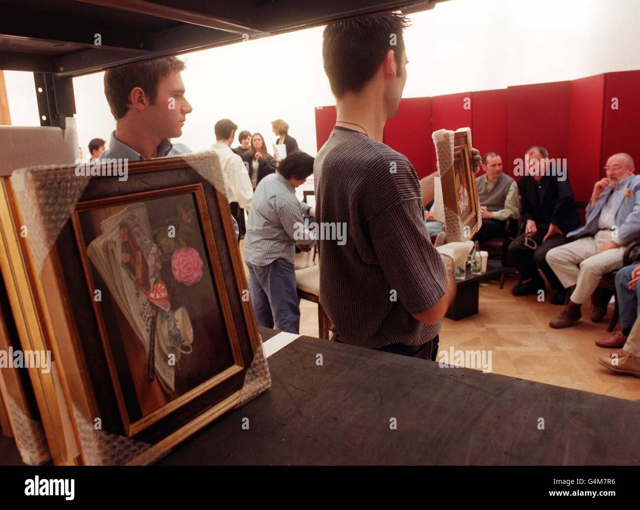 Il Comitato di selezione e di aggancio (seduto sul retro) inizia il processo di selezione delle mostre della Royal Academy of Arts per la mostra estiva 1999, presso l'Accademia di Piccadilly. Foto Stock
