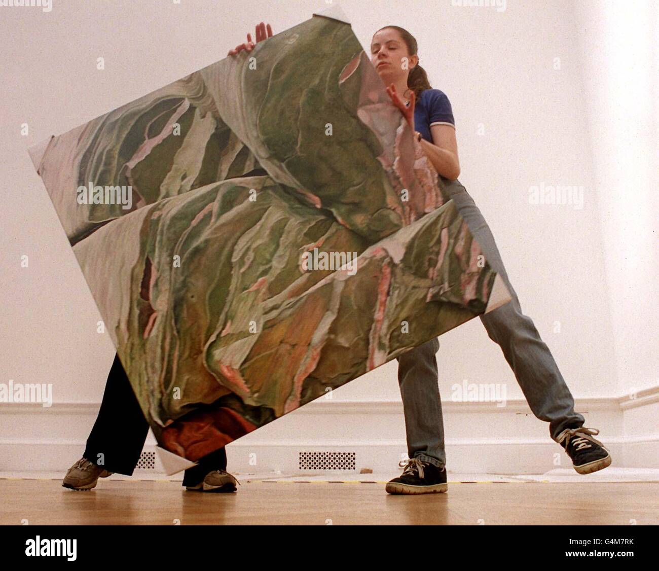 I facchini portano una potenziale mostra davanti al Comitato di selezione e di visualizzazione mentre iniziano il loro processo di selezione delle mostre della Royal Academy of Arts per l'esposizione estiva 1999, presso l'Accademia di Piccadilly. Foto Stock