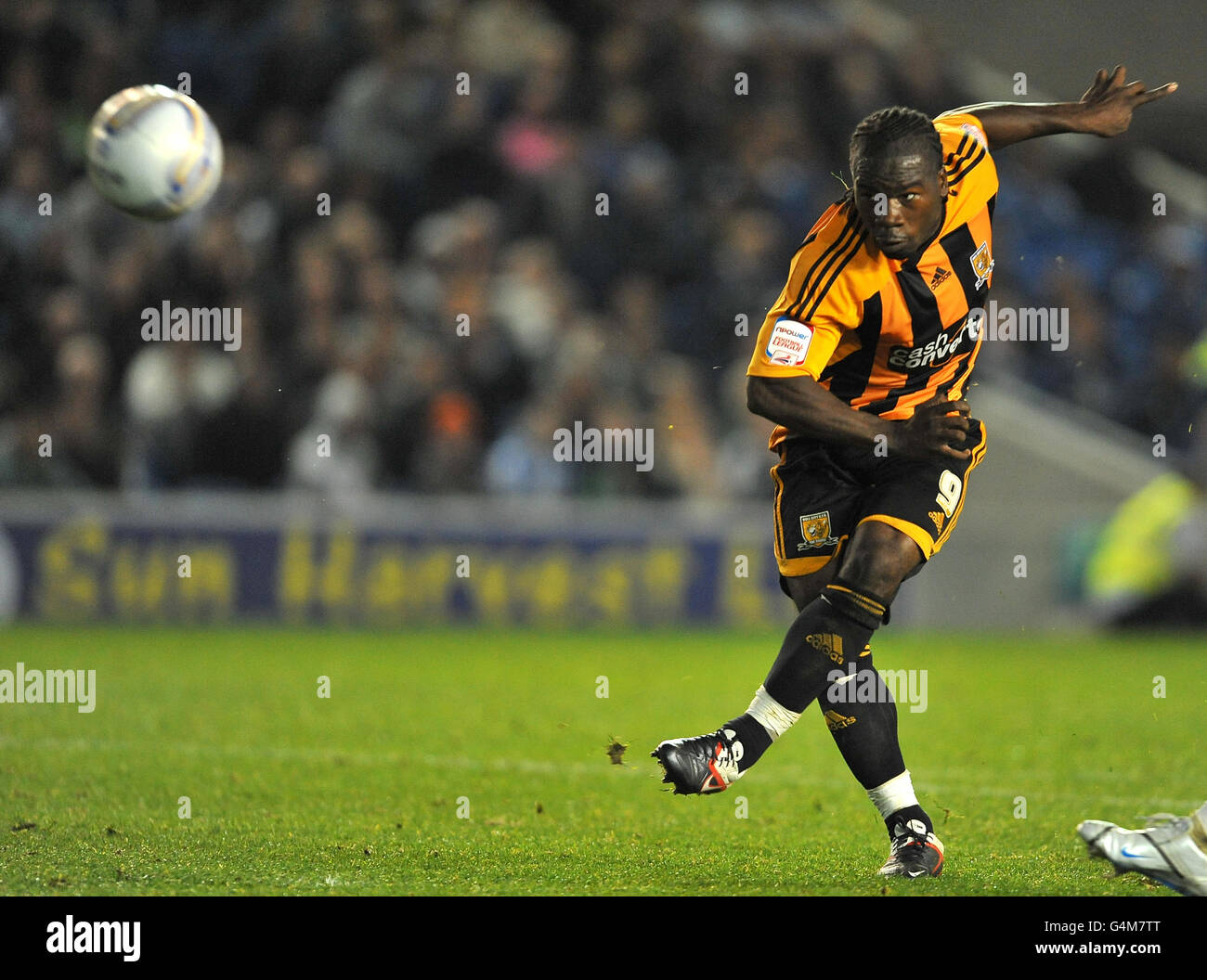 Calcio - Npower Football League Championship - Brighton & Hove Albion / Hull City - Amex Stadium. Aaron McLean di Hull City spara a Goal Foto Stock