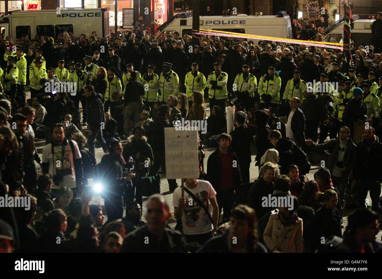 Manifestanti che prendono parte a una protesta contro il sistema finanziario globale, presso le linee di polizia, vicino alla Cattedrale di St Paul, Londra. Foto Stock