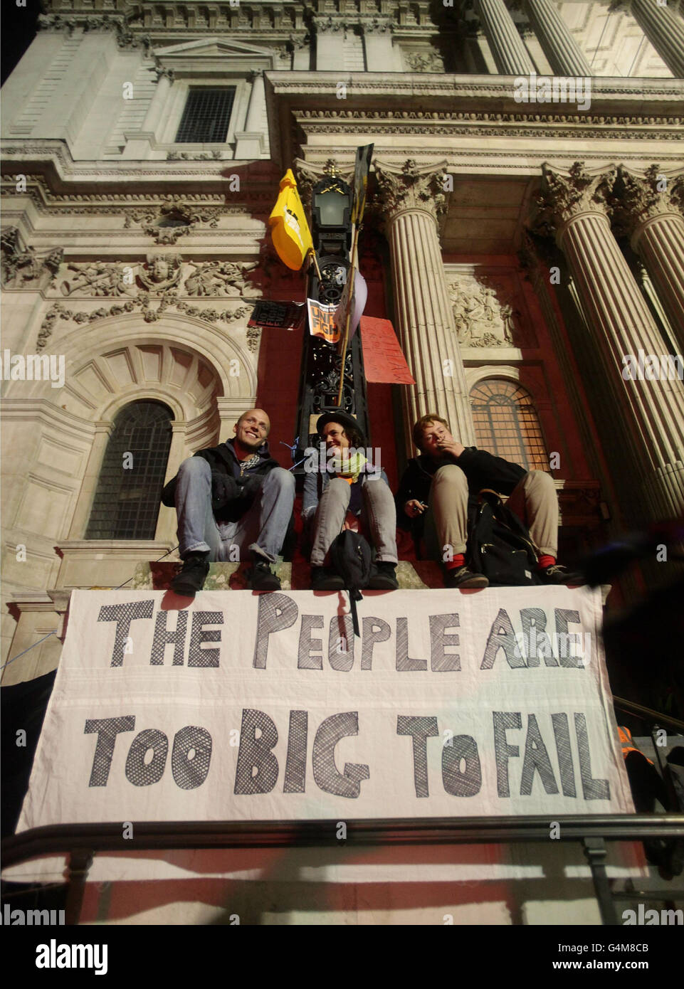 I manifestanti fuori dalla cattedrale di St Paul a Londra come persone protestano contro il sistema finanziario globale. Foto Stock