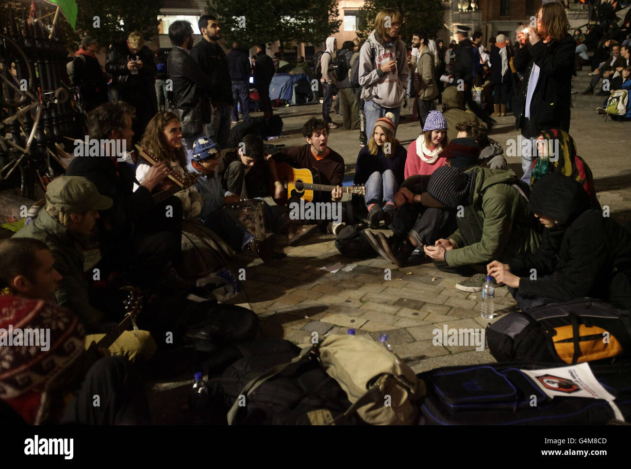 Manifestanti fuori dalla cattedrale di St Paul a Londra mentre la gente protesta contro il sistema finanziario globale. Foto Stock