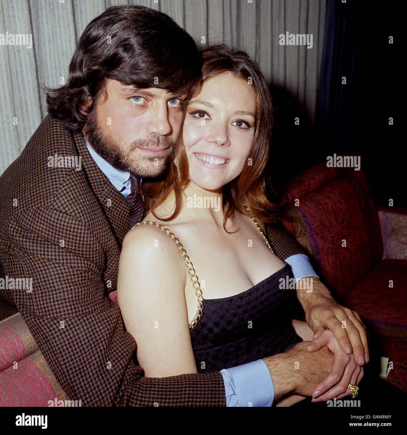 Oliver Reed abbraccia Diana Rigg al London Hilton Hotel Press Reception per il loro ultimo film, 'The assassination Bureau'. Foto Stock